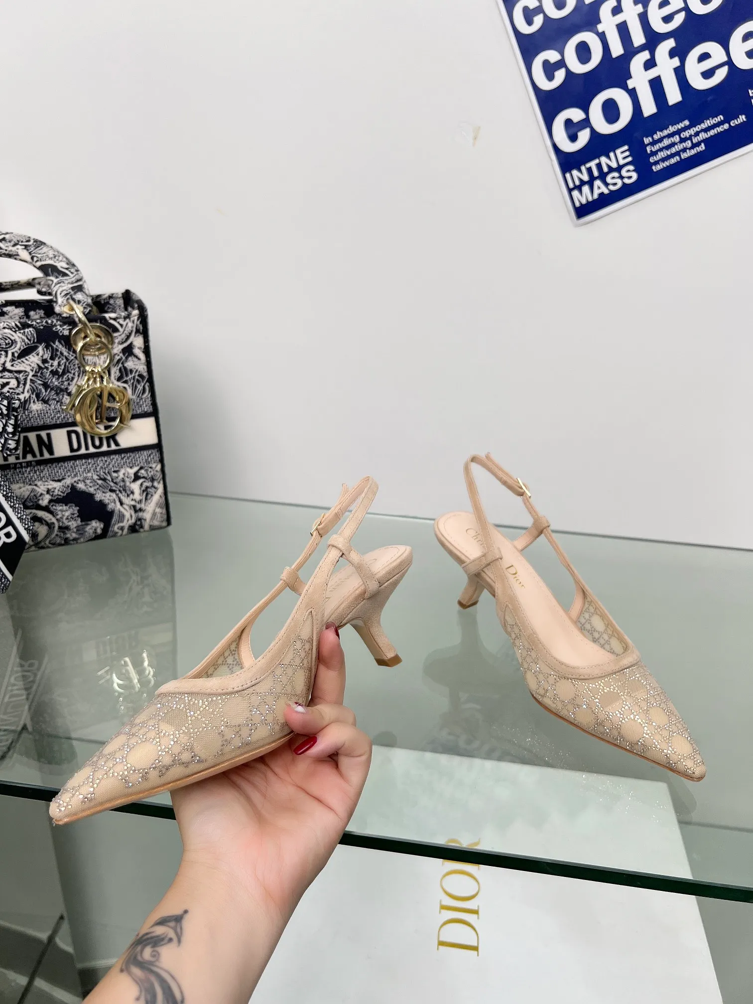 👟👟Ex-factory price 560👟👟Dior 2025 spring and summer catwalk new style bling...bling...crystal shoes Capture one-line high-heeled Mule women's shoes Star same rhinestone square toe cannage pattern cat heel slippers The top high-end version on the market Exclusive sale Material: original custom mesh inlaid with hot Australian rhinestones + water-dyed sheepskin feet + original molded hardware buckles + Italian leather outsole Heel height: 6.5CM/9.5CM size: 33-44 (33.34.40.41.42.43.44 is custom-made and cannot be returned or exchanged)